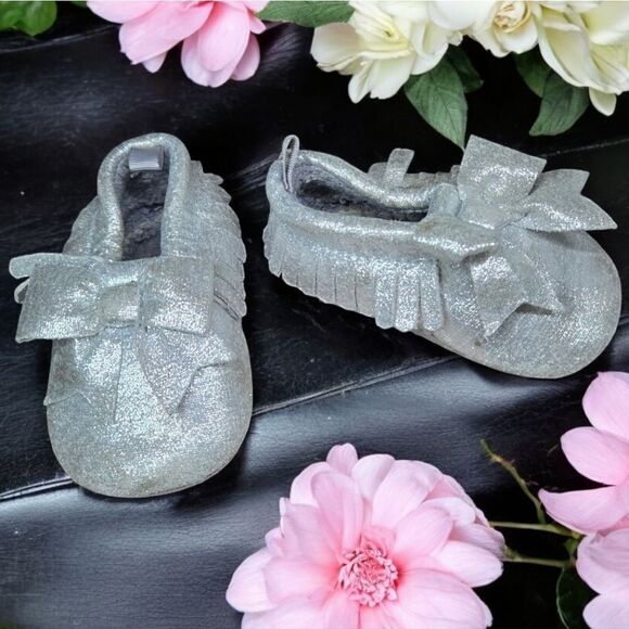 Baby Girl Moccasins Silver Metallic Bow Crib Shoes 3 First Steps Pram Booties - Picture 4 of 9